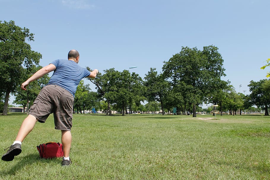 Man Standing On Grasses, Disc Golf, Frisbee, Frisbee - Disc Golf Mid Range Shot - HD Wallpaper 