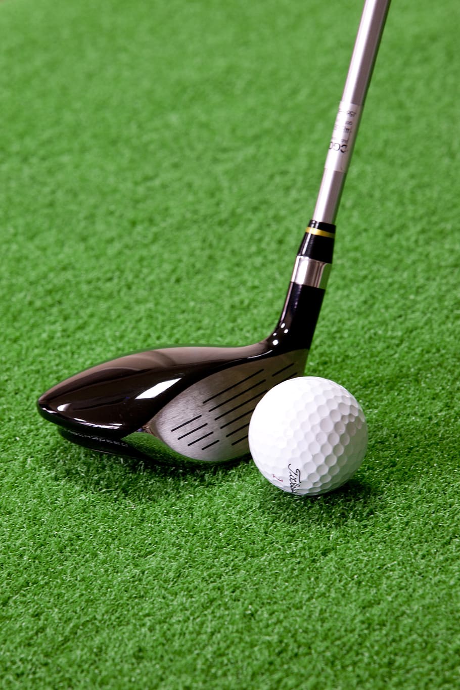 Golf Ball On Grass With Golf Club, Golf Balls, Exercise, - Palo De Golf Precio - HD Wallpaper 