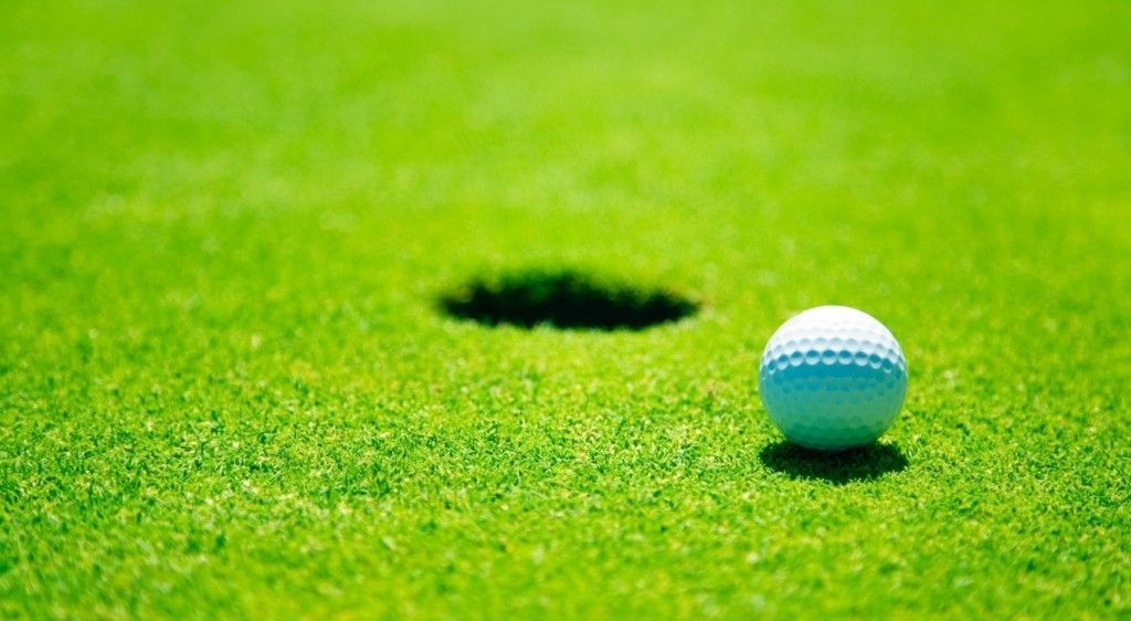 Golf Course Wallpapers - Golf Ball By Hole - HD Wallpaper 