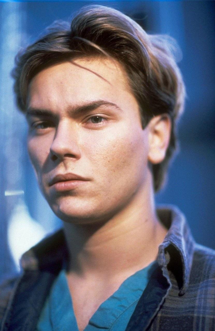 River Phoenix Wallpapers - River Phoenix Hd - 830x1275 Wallpaper