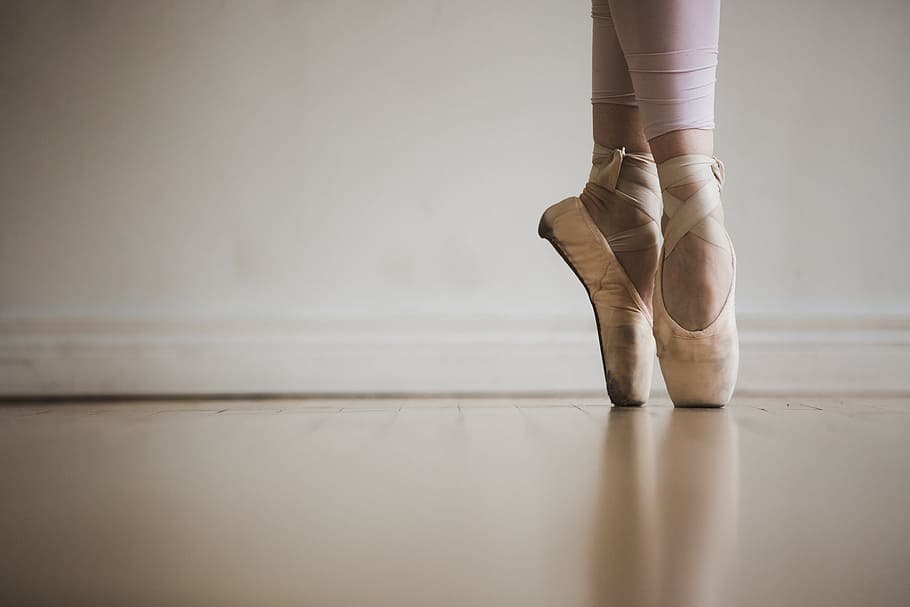 Ballet On Pointe Photo, Dancing, Low Section, Body - Pointe Shoes Wallpaper Hd - HD Wallpaper 