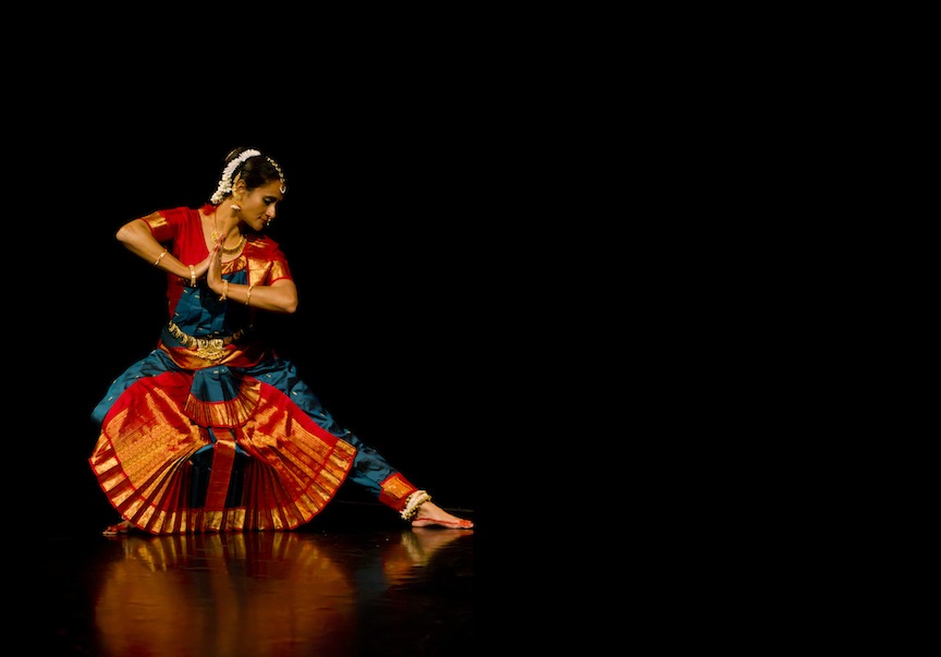 Srilatha Bio Pictures - Bharatanatyam In Black Background - HD Wallpaper 