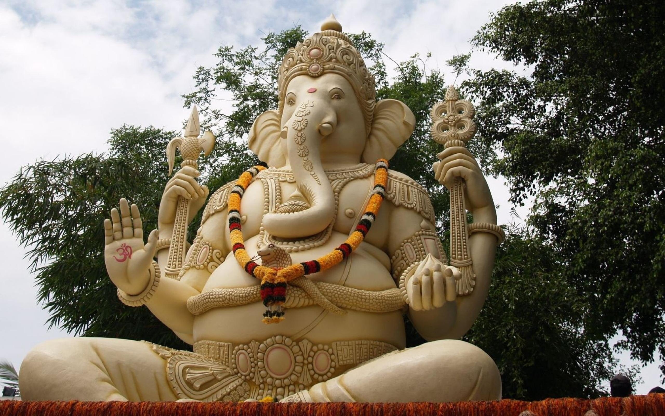 White Ganesh Statue On Ganesh Chaturthi - All World Temple Big - HD Wallpaper 