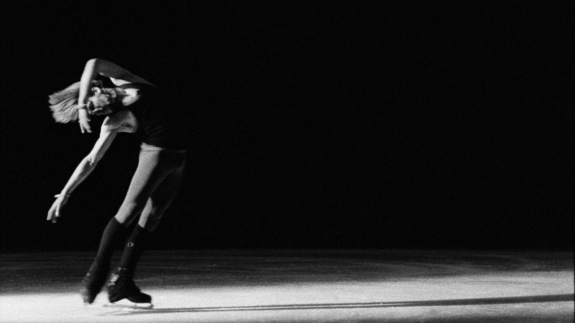 Download Wallpaper Ice Skating In The Dark - Figure Skating Beautiful - HD Wallpaper 