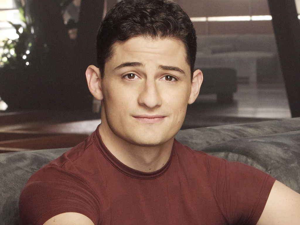 Victor - Enver Gjokaj Barefoot - HD Wallpaper 