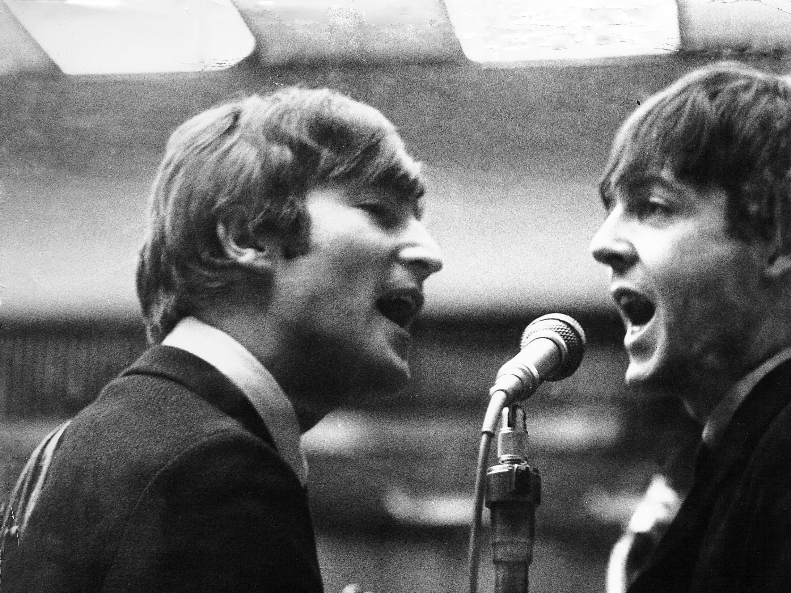 Grayscale The Beatles John Lennon Paul Mccartney Wallpaper - Mccartney And Lennon Singing - HD Wallpaper 