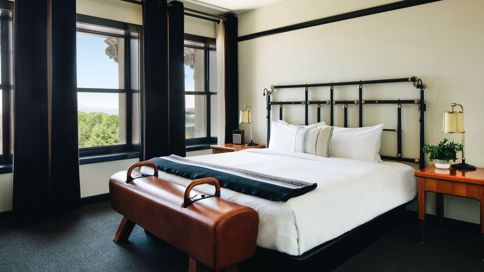 Chicago Athletic Association 1 King Bed With Millennium - Chicago Athletic Association Hotel Room - HD Wallpaper 