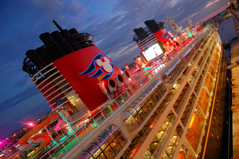 Disney Cruise Desktop Wallpaper - Disney Red Cruise Ship - HD Wallpaper 