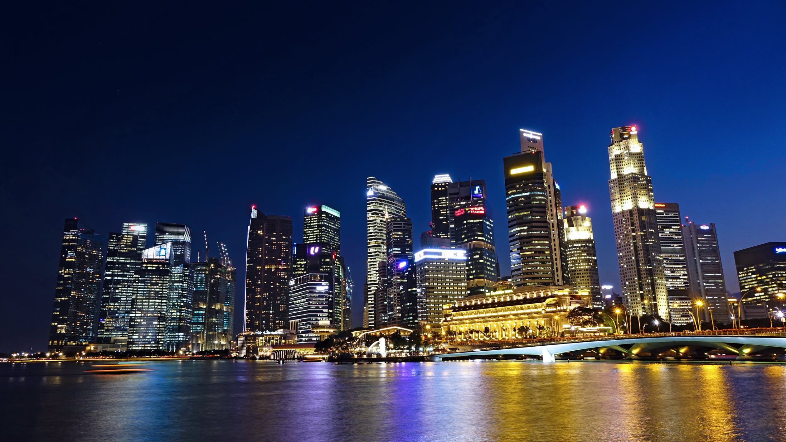 Amazing Night City Wallpaper - Singapore Skyscraper River - HD Wallpaper 