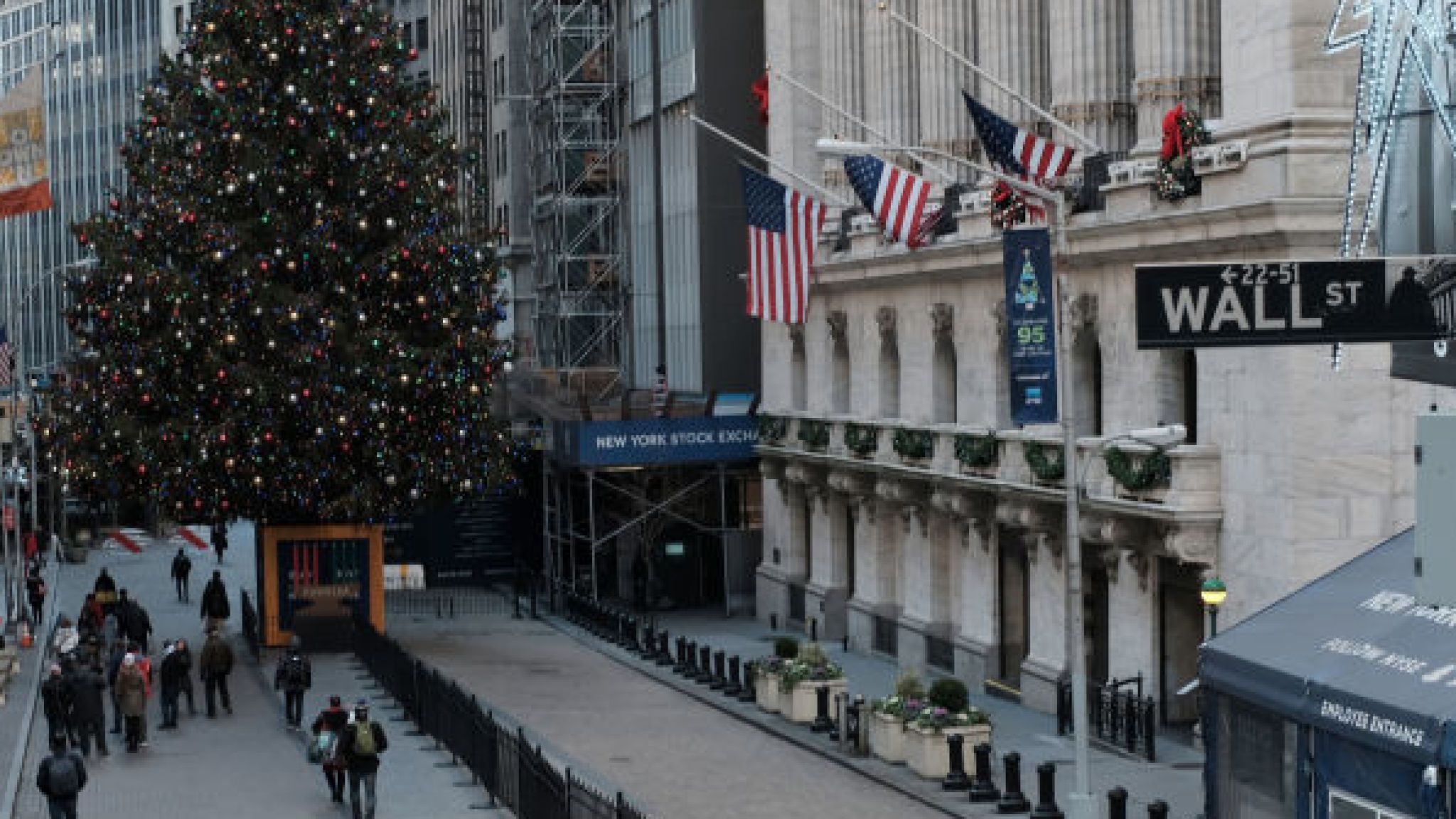 People Walk By The New York Stock Exchange And The - Stock Exchange - HD Wallpaper 