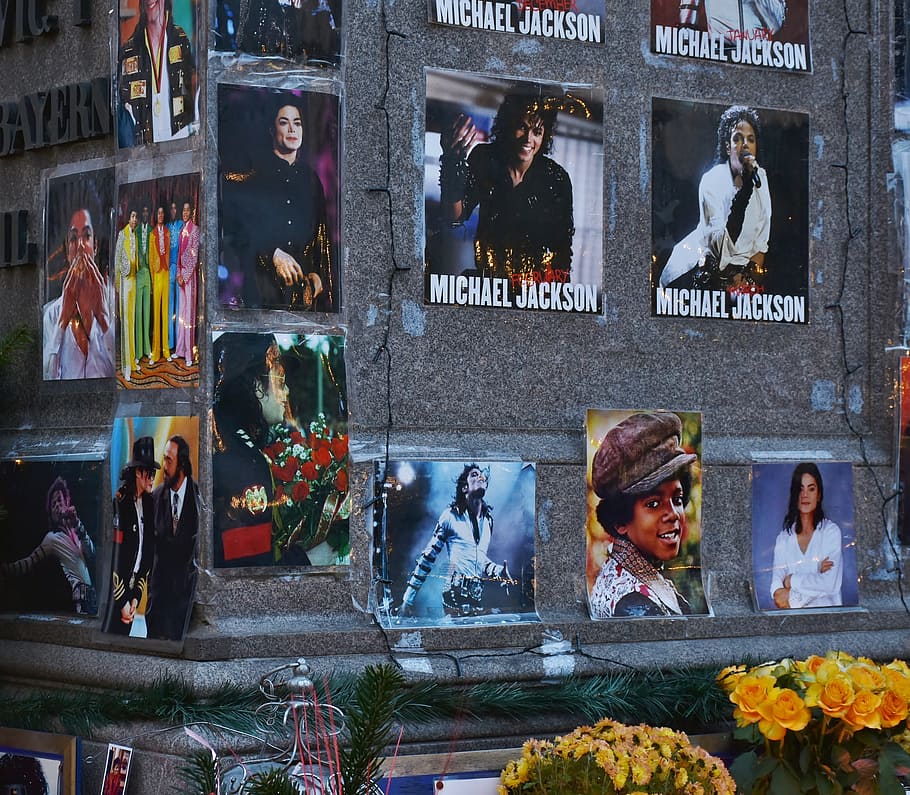 Michael Jackson Memorabilia Photos On Gray Wall, Singer, - Michael Jackson Street Art Uk - HD Wallpaper 