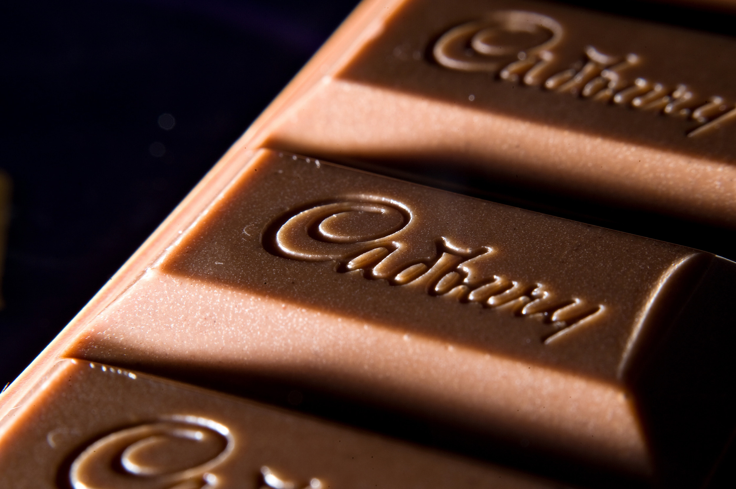 Cadbury Chocolate - Holding A Cadbury - HD Wallpaper 