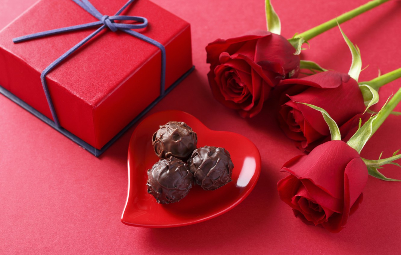 Photo Wallpaper Love, Gift, Romance, Chocolate, Roses, - 3 Roses And Chocolate - HD Wallpaper 