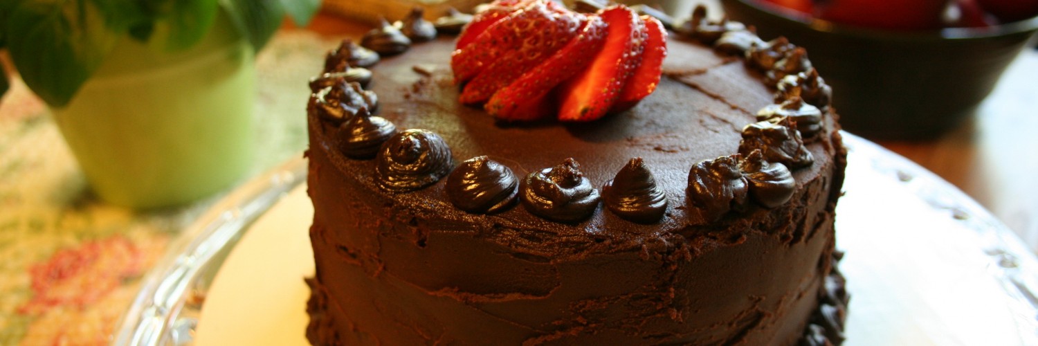 Chocolate Cake With Chocolate Icing With Strawberries - HD Wallpaper 
