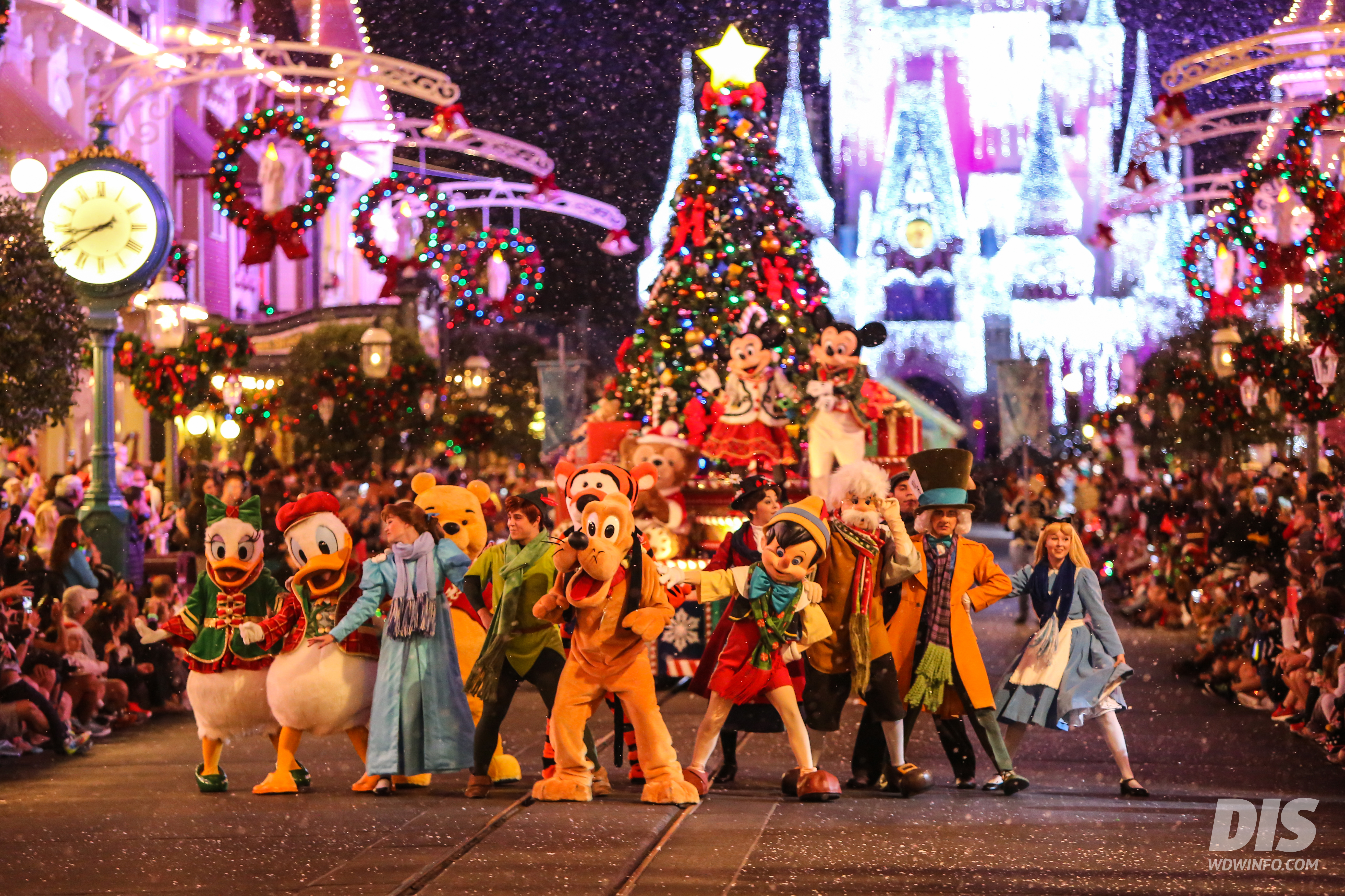 Disneyland Hotel Wallpaper - Magic Kingdom Christmas Characters - HD Wallpaper 