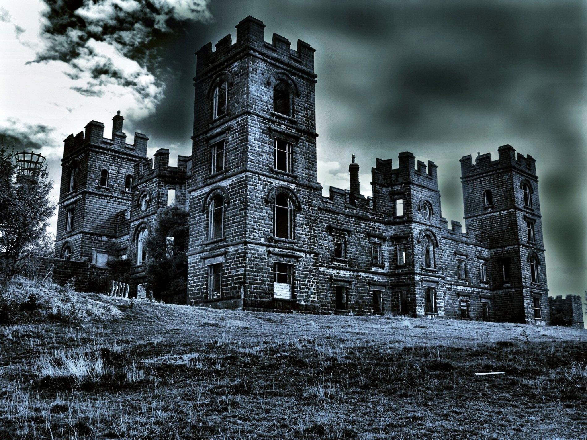 Gothic Castle At Night - HD Wallpaper 