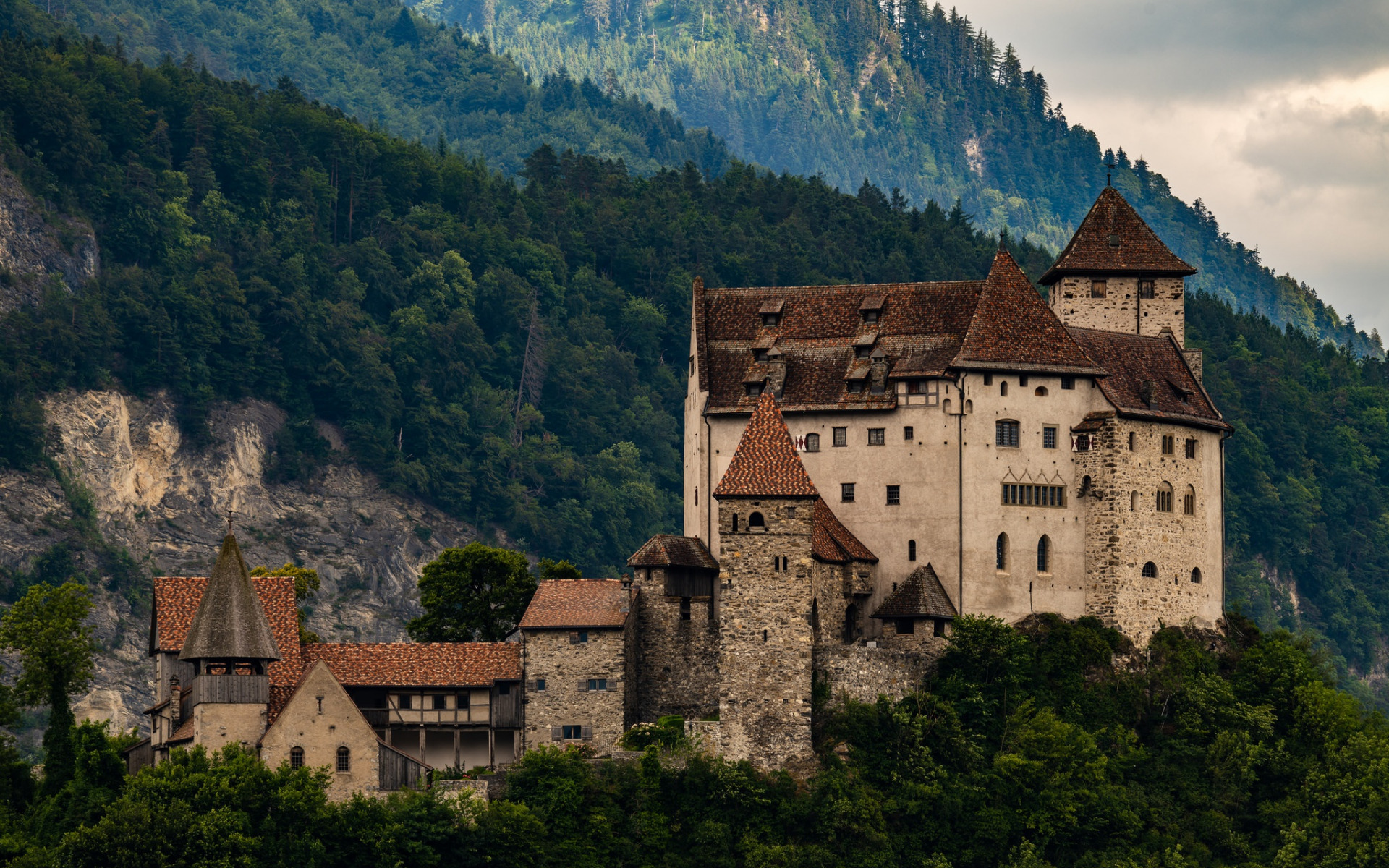 Gutenberg Castle, Medieval Castle, Mountain Landscape, - Gutenberg Castle - HD Wallpaper 