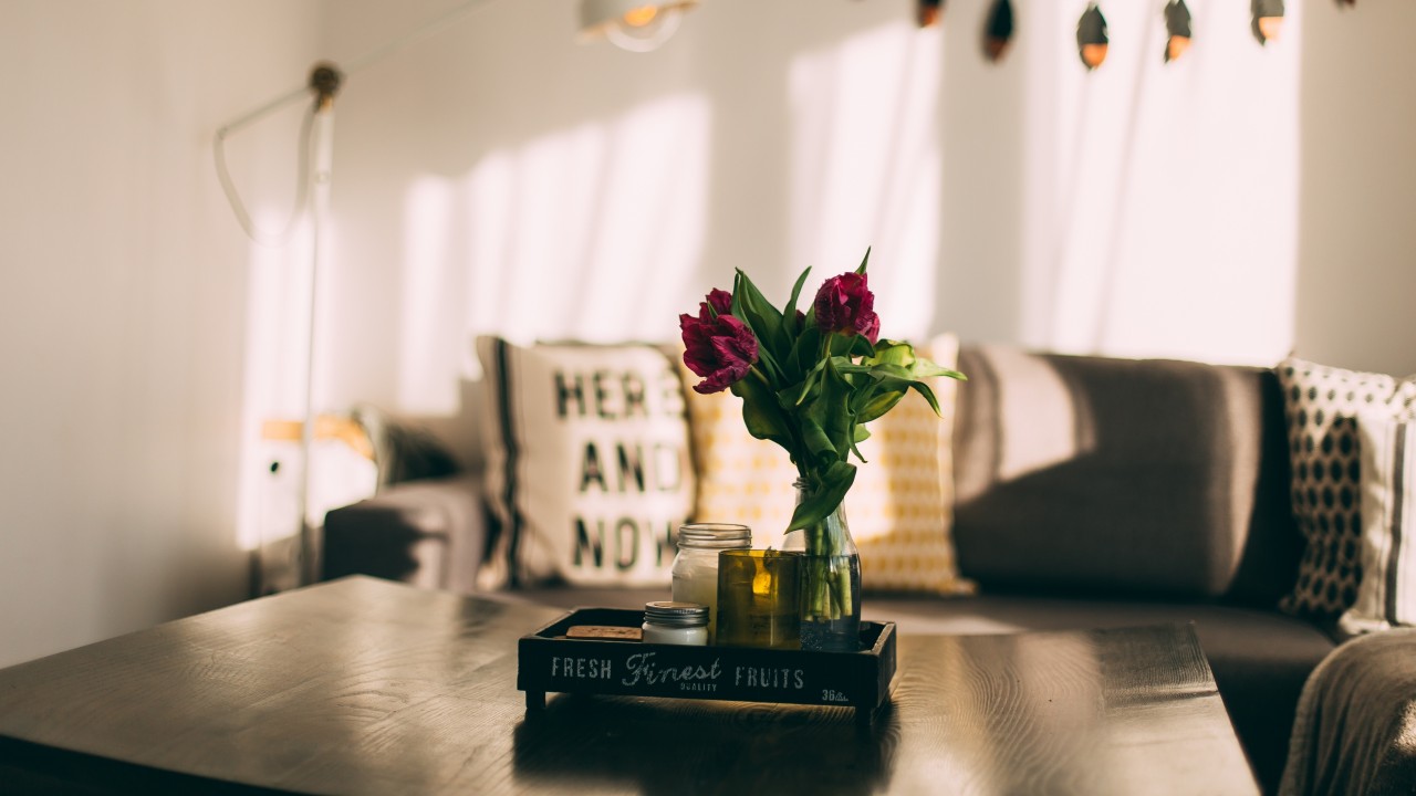 Flowers Vase Candles Room Wallpapers - Flowers In Vase Facebook Cover - HD Wallpaper 