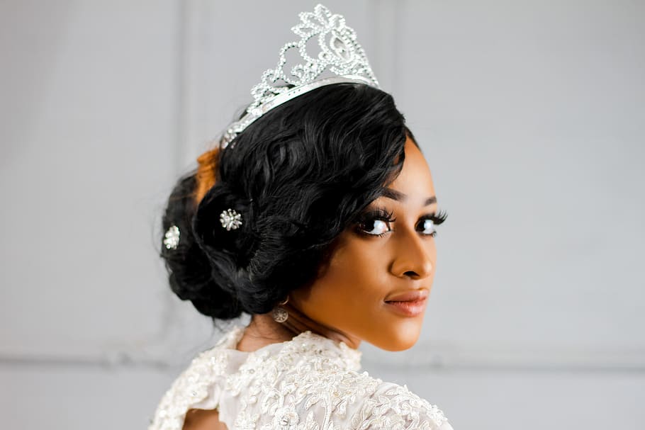 Woman In Silver-colored Crown Looking Right Side, Beautiful, - Black Woman With Crown - HD Wallpaper 