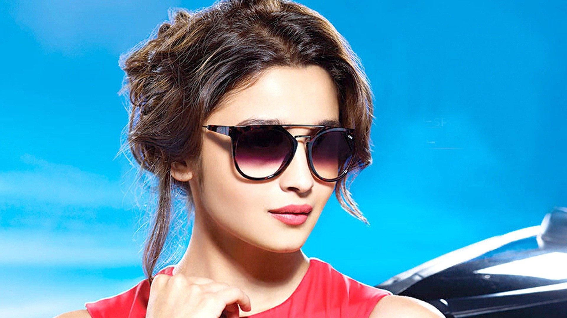 Stylish Indian Girl Alia Bhatt Goggles Nice Hd Pics - Download Images Of Alia Bhatt In 1080p - HD Wallpaper 