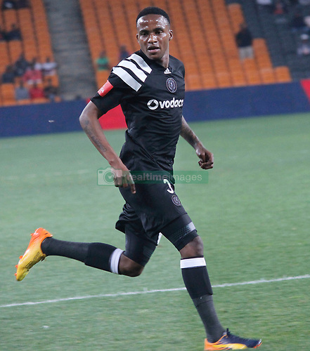 Thembinkosi Lorch In A Match Between Orlando Pirates - Thembinkosi Lorch Images Download - HD Wallpaper 