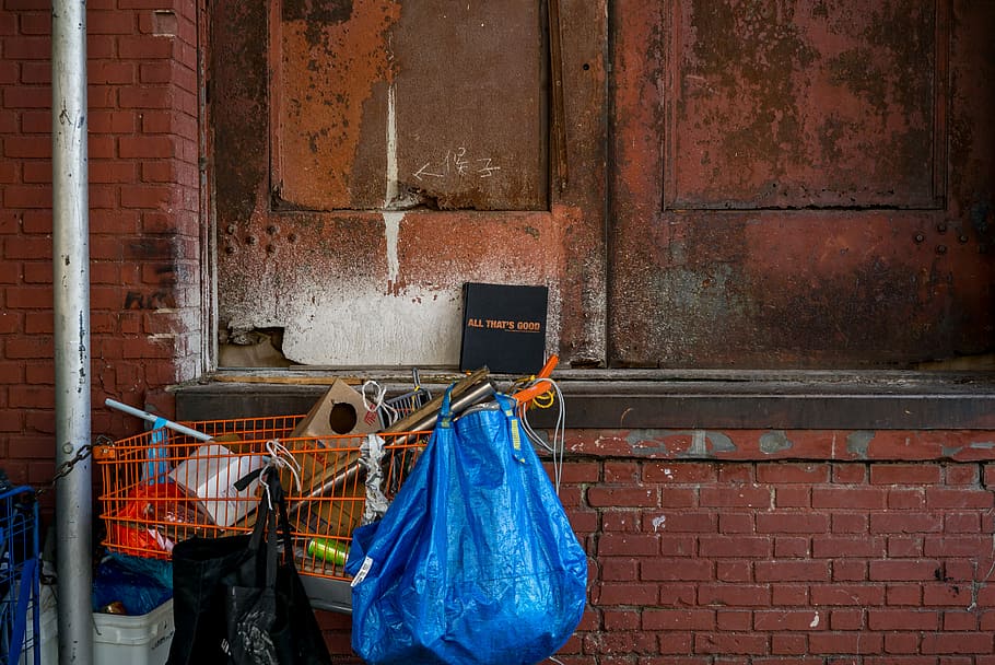 Blue Bag Hanging On Orange Grocery Cart Near Bricked - Shopping Cart - HD Wallpaper 