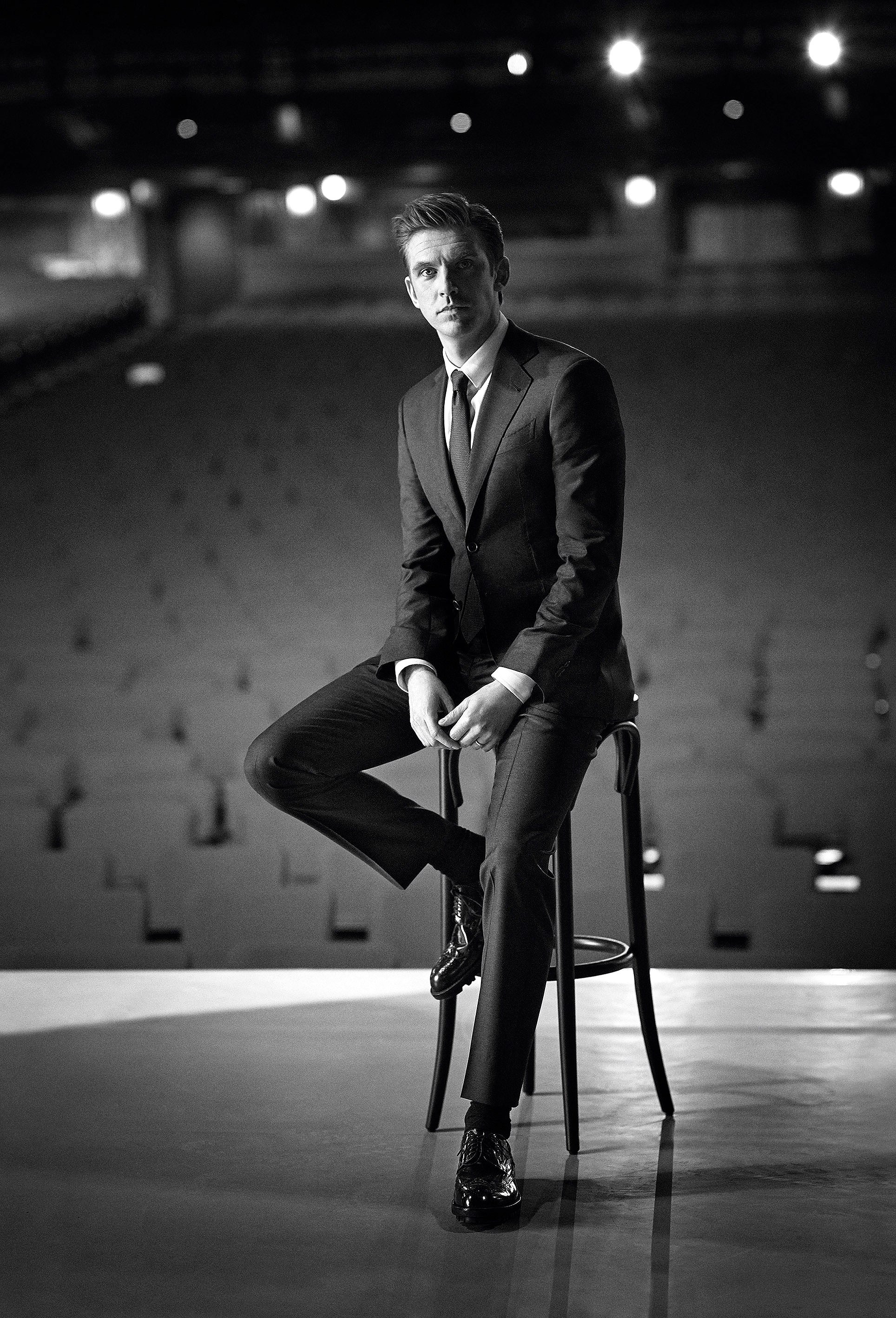 Armani Uomo Modello Seduto - HD Wallpaper 