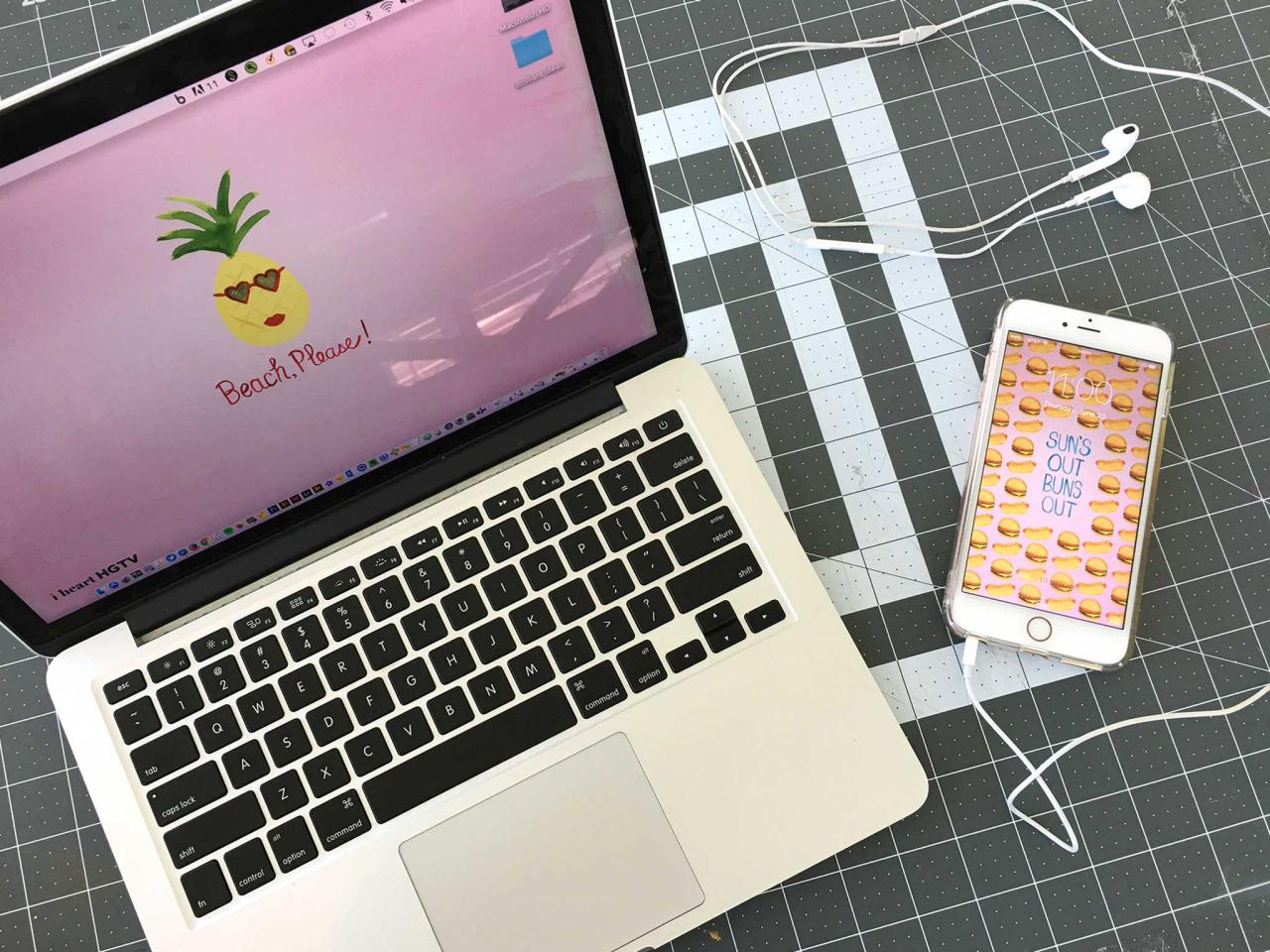 Closed Laptop On A Desk - HD Wallpaper 