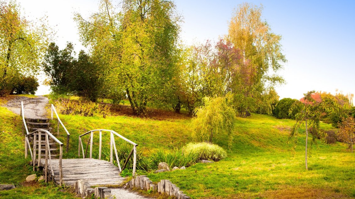 Download Wallpaper Old Wooden Bridge In The Green Garden - Заставка Для Рабочего Стола Лето - HD Wallpaper 