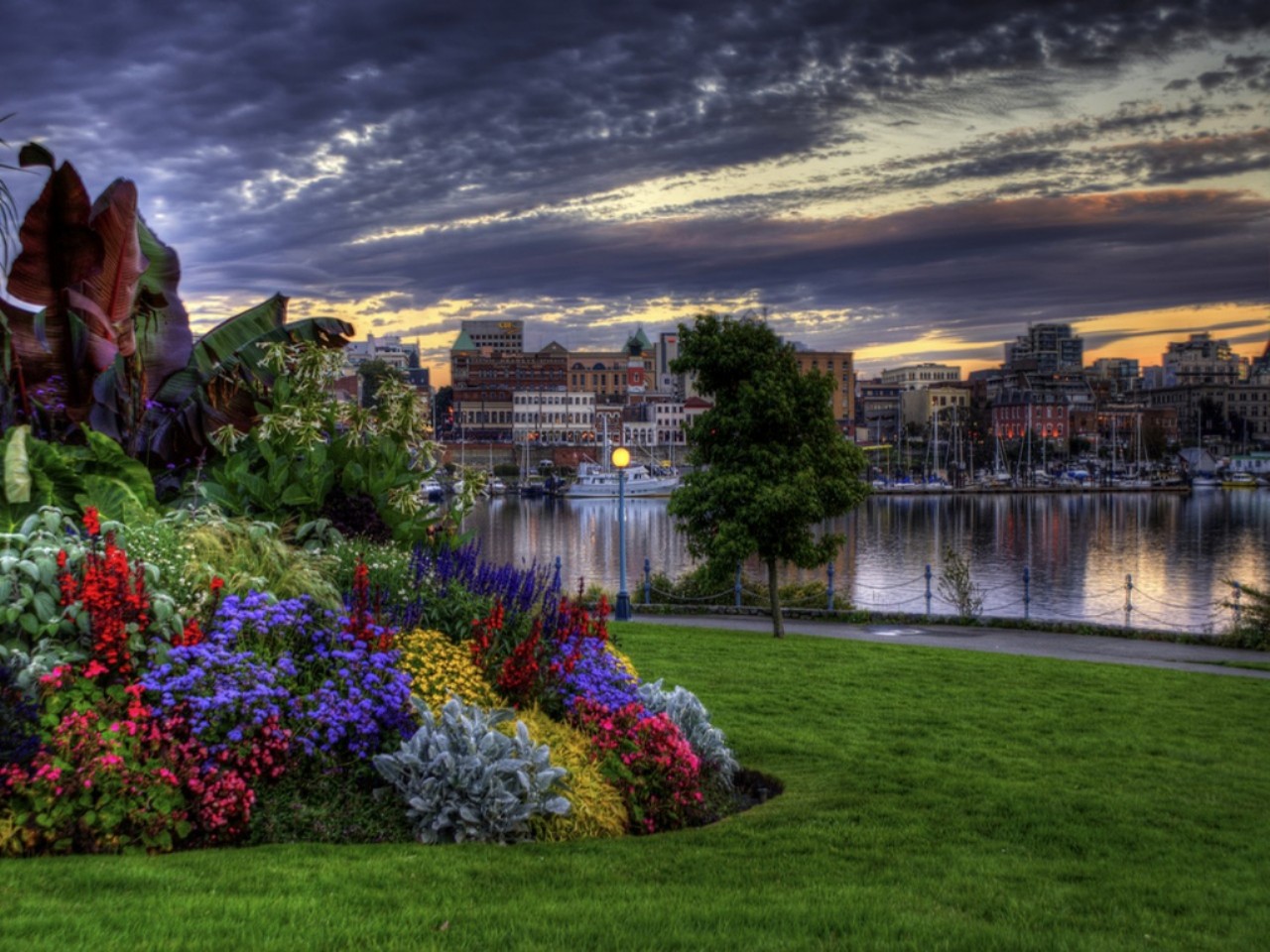 City Of Gardens Wallpaper - City Of Gardens - HD Wallpaper 