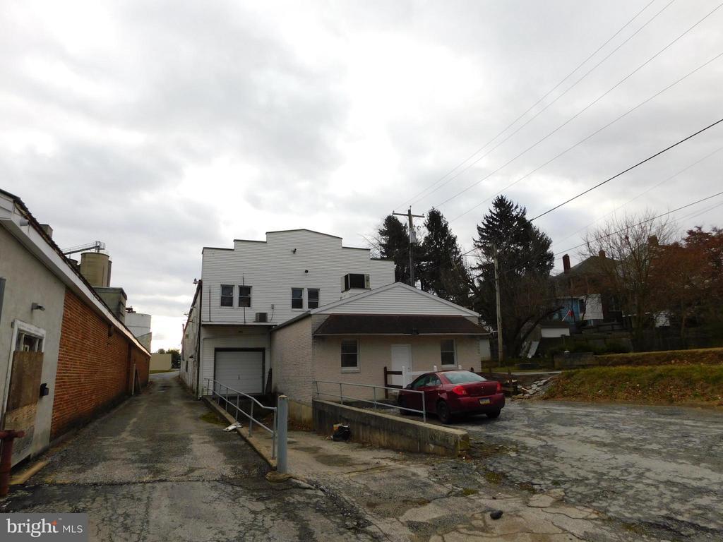 Listing Photo For 213 E Lancaster St, Red Lion, Pa - Street - HD Wallpaper 