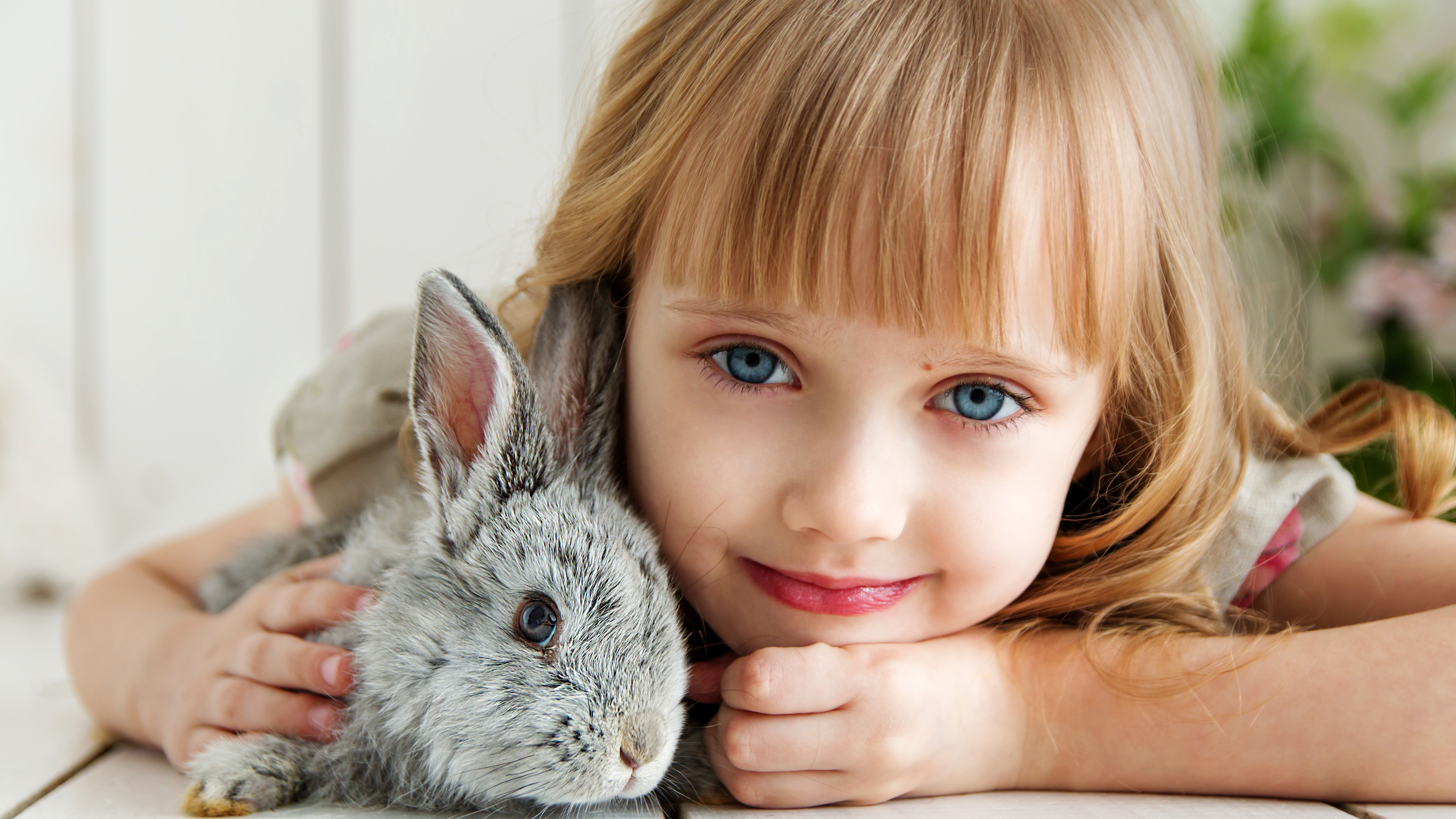 Cute Girl With Rabbit - Children Pets - HD Wallpaper 
