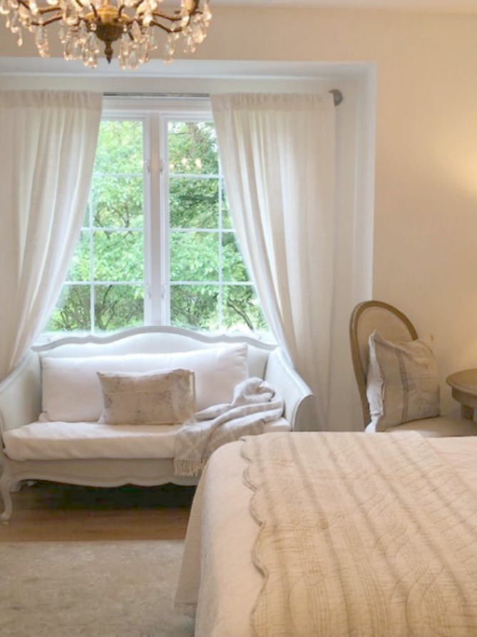 Diy Chic French Script Stenciled Accent Wall - Window Covering - HD Wallpaper 