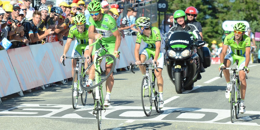 Sagan Celebrates The Final Summit Finish, Robbie Mcewen - Peter Sagan Wheelie Finish Line - HD Wallpaper 