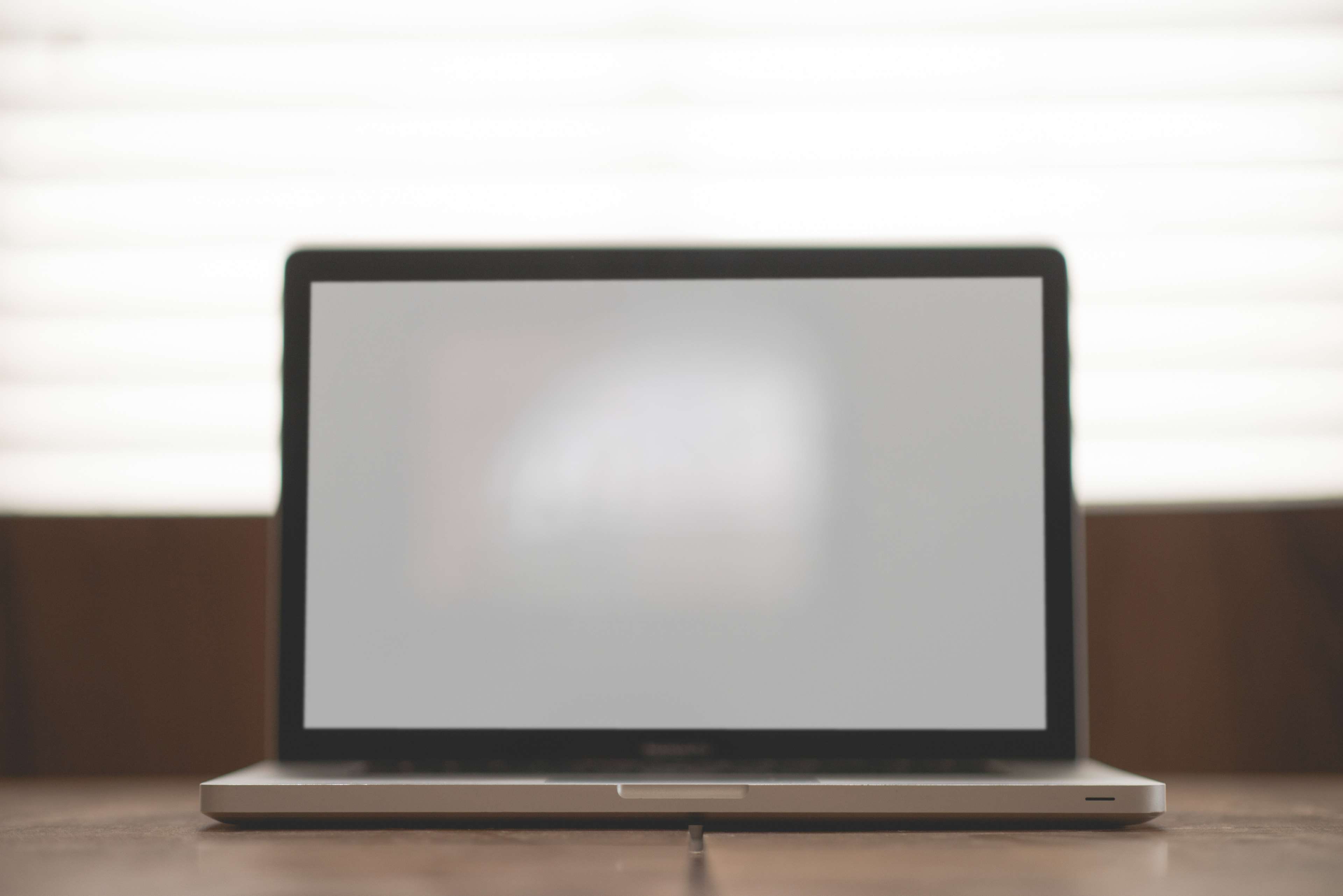 Laptop White Desk - HD Wallpaper 