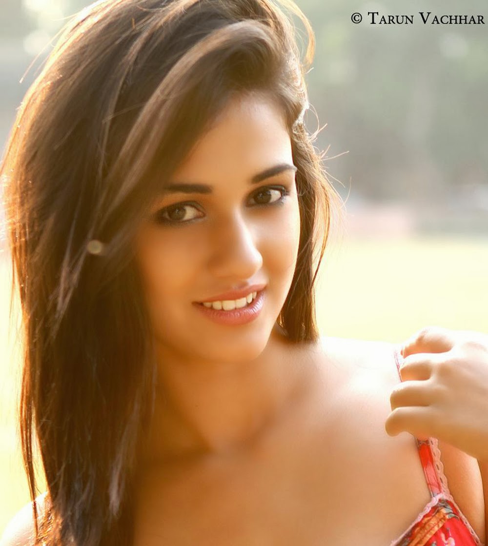 Disha Patani Hd Wallpaper Santabanta - Disha Patani Vs Shraddha Kapoor - HD Wallpaper 