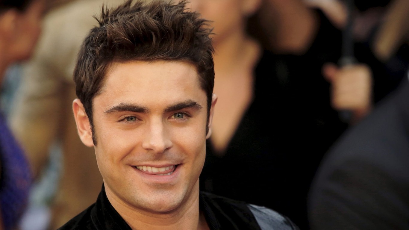 Zac Efron, Smiling, Actor - Zac Efron Smile Crooked - HD Wallpaper 
