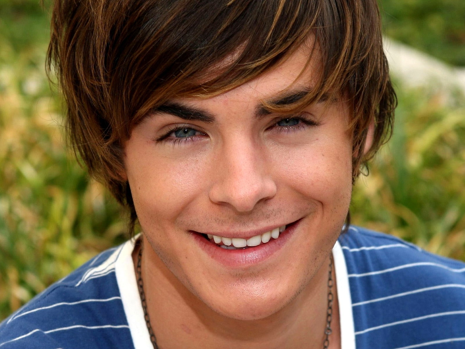 Zac Efron Smiling - HD Wallpaper 