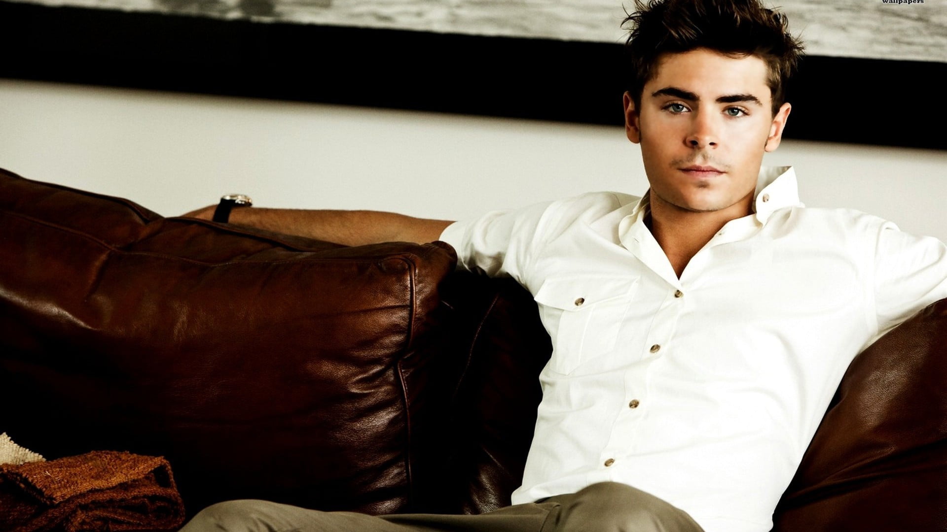 Zac Efron On Sofa - HD Wallpaper 