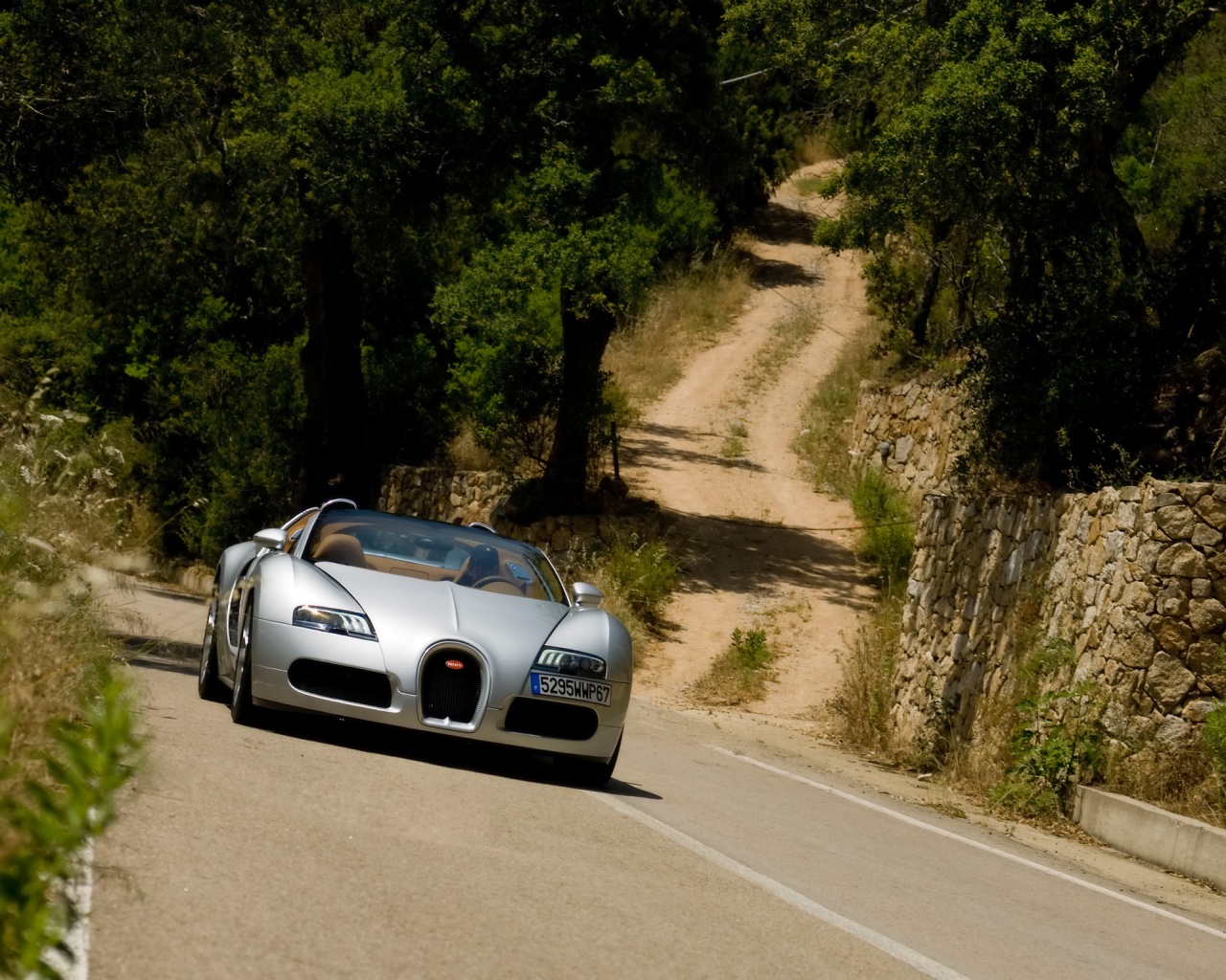 Bugatti Veyron 16.4 Grand Sport - HD Wallpaper 