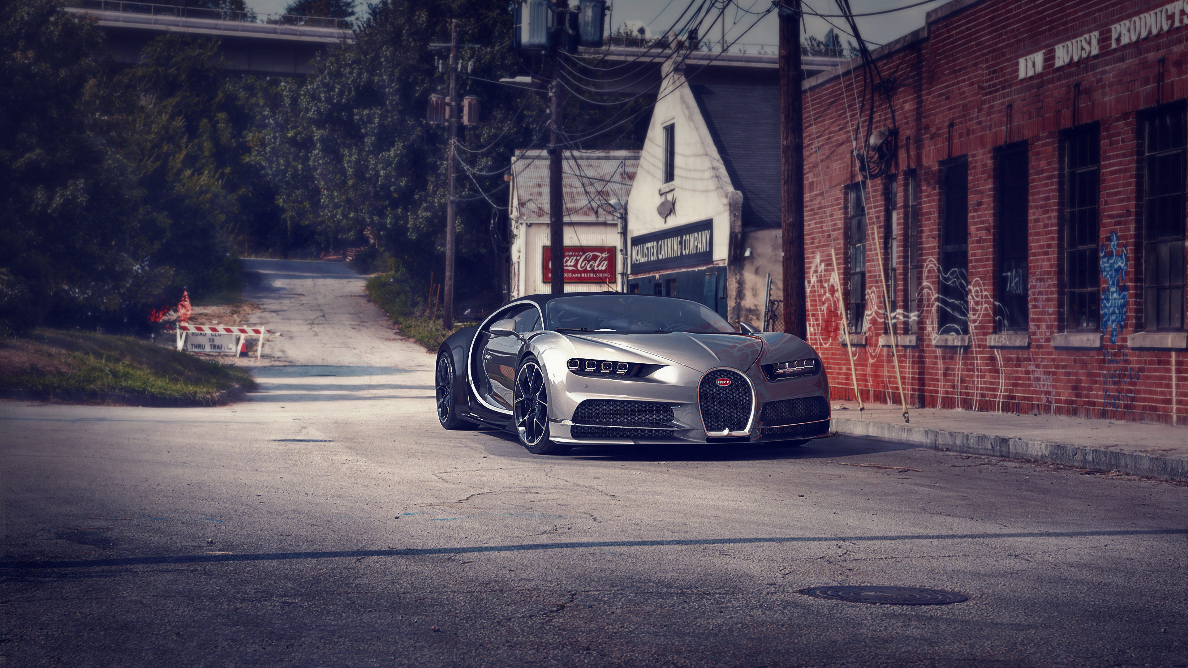 Bugatti In The Street - Wallpaper - HD Wallpaper 