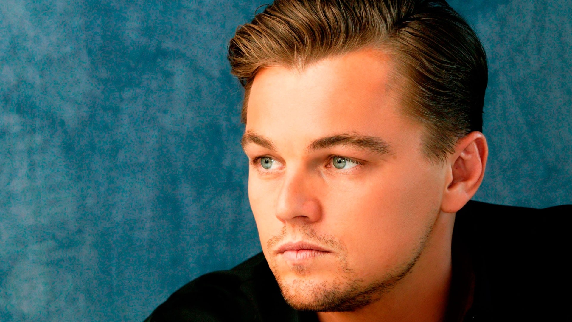 Leonardo Dicaprio Blue Background - HD Wallpaper 