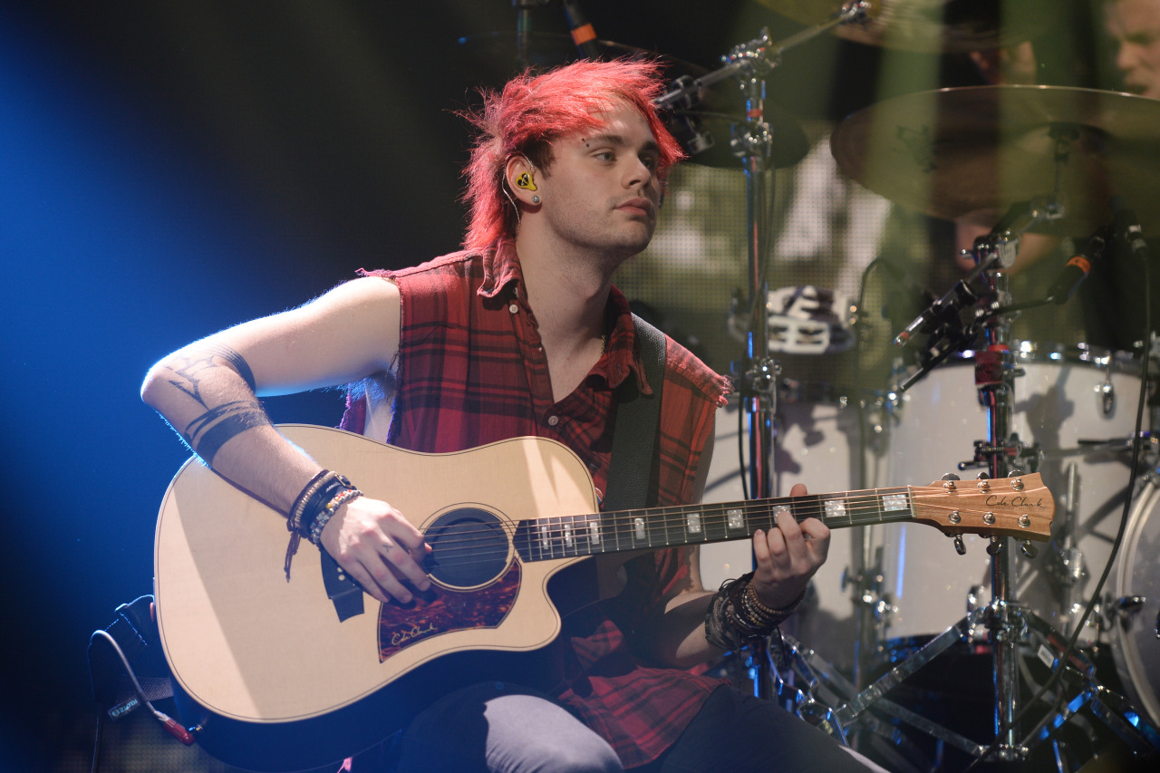 Y100 Jingle Ball - Michael Clifford Acoustic Guitar - HD Wallpaper 