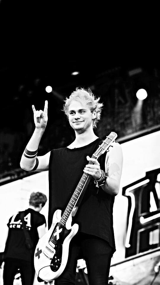 Michael Clifford Rock - HD Wallpaper 
