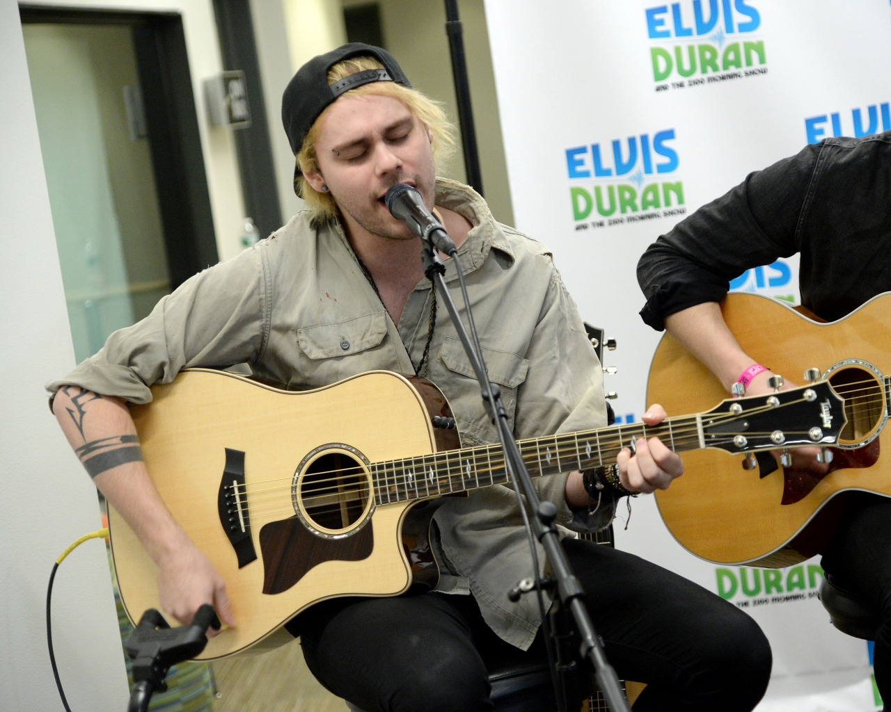 Elvis Duran Show - Michael Clifford With Guitar - HD Wallpaper 