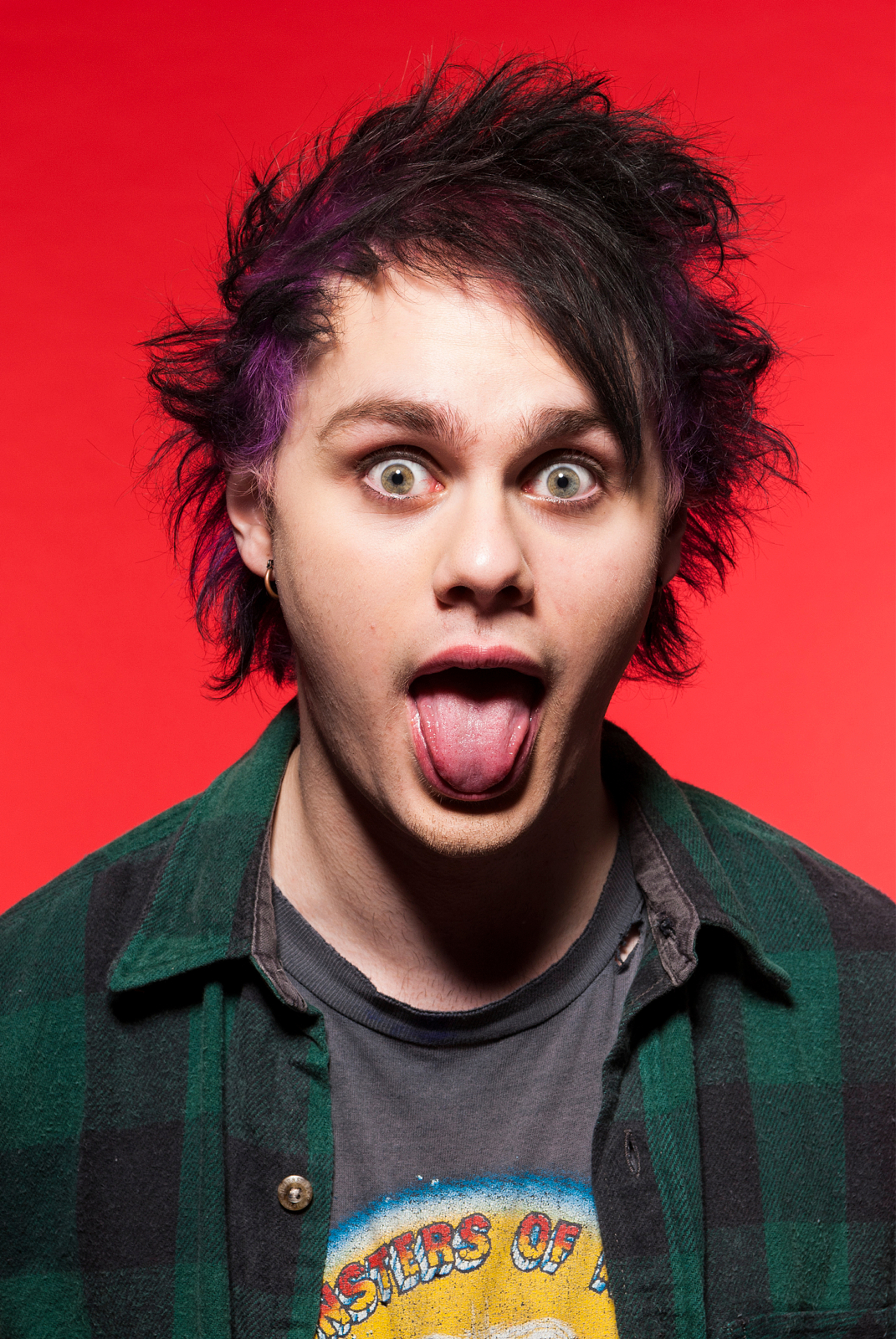 Teen Now - Michael Clifford Red Background - HD Wallpaper 