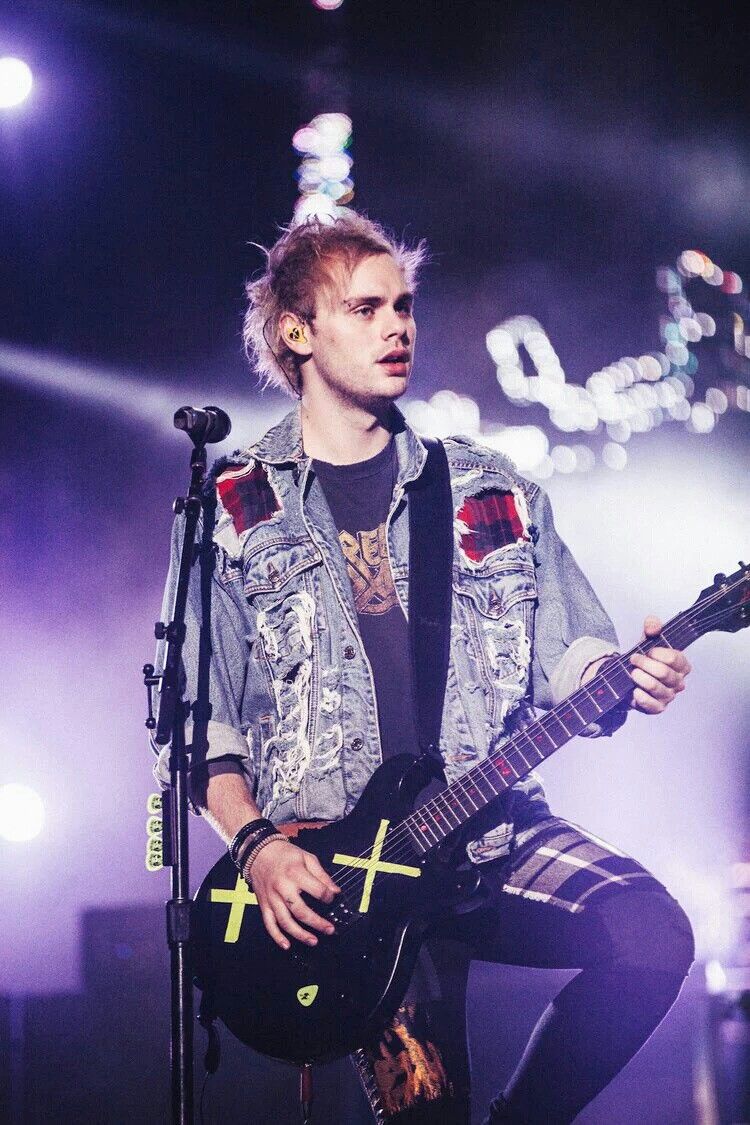 Aesthetic Michael Clifford - HD Wallpaper 