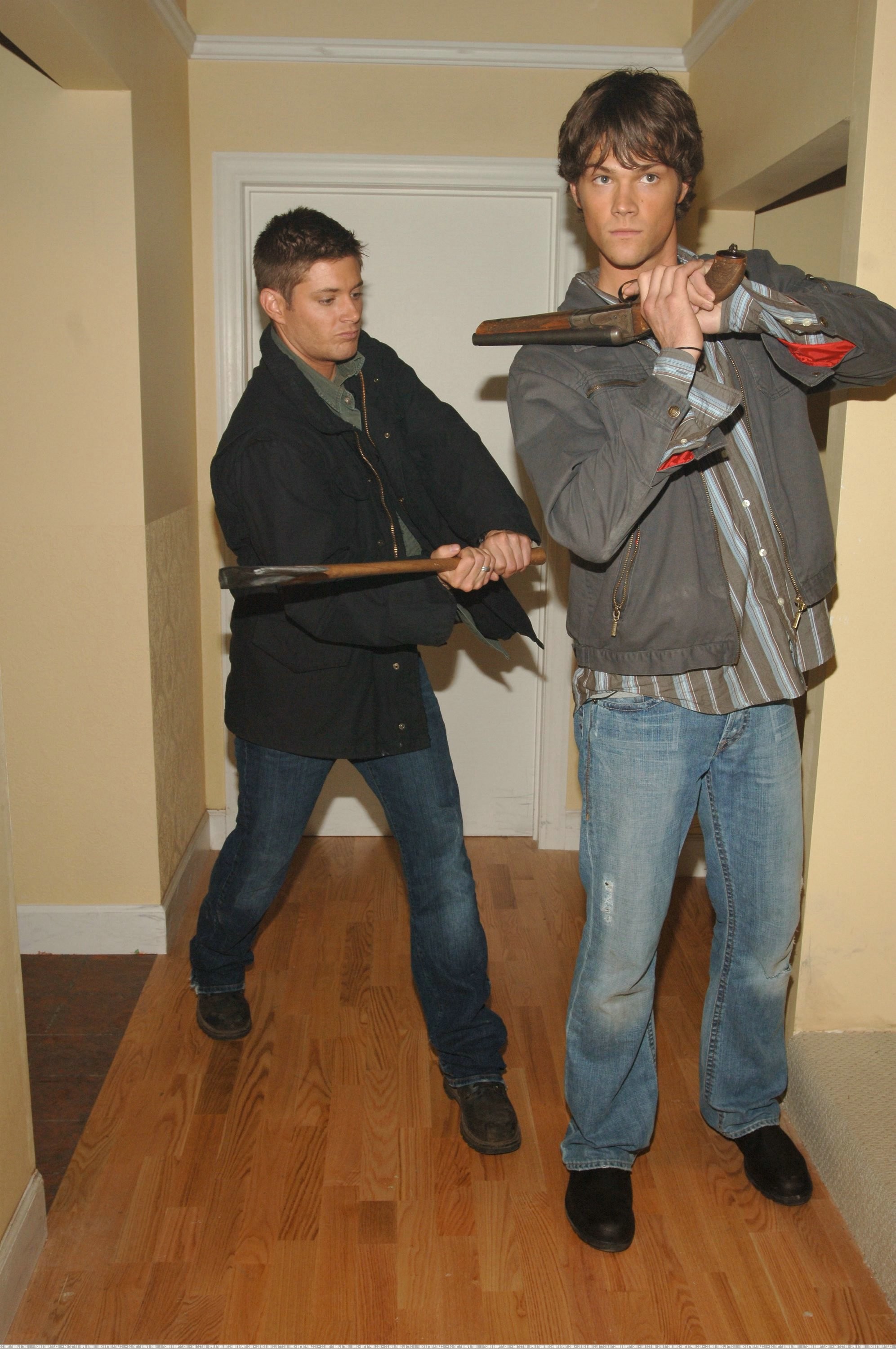 Jared Padalecki,sam Ackles,dean Winchester,j2 
 Data-src - Jensen Ackles And Jared Padalecki Behind The Scenes - HD Wallpaper 