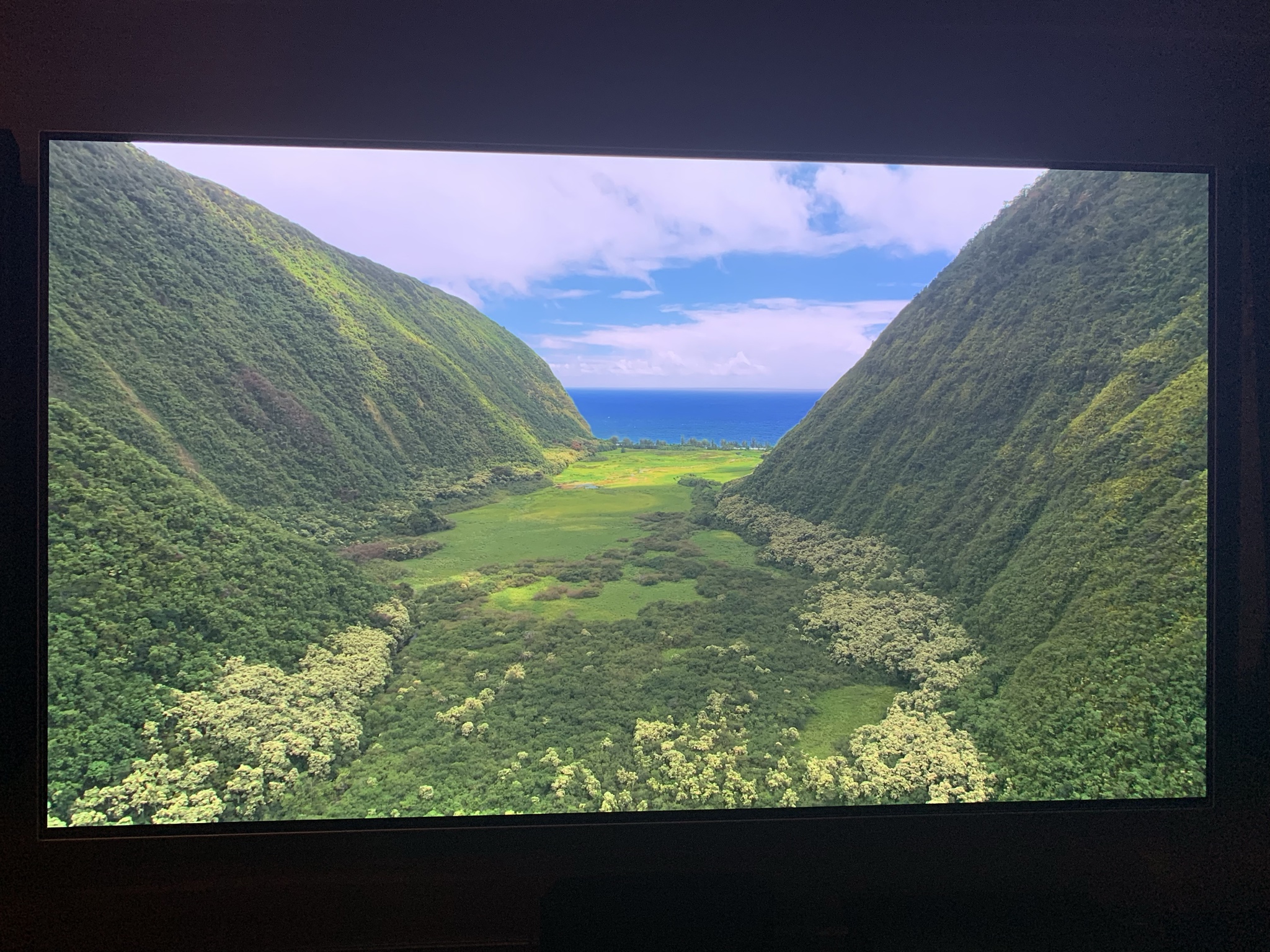 Waimanu Valley Apple Screensaver - HD Wallpaper 