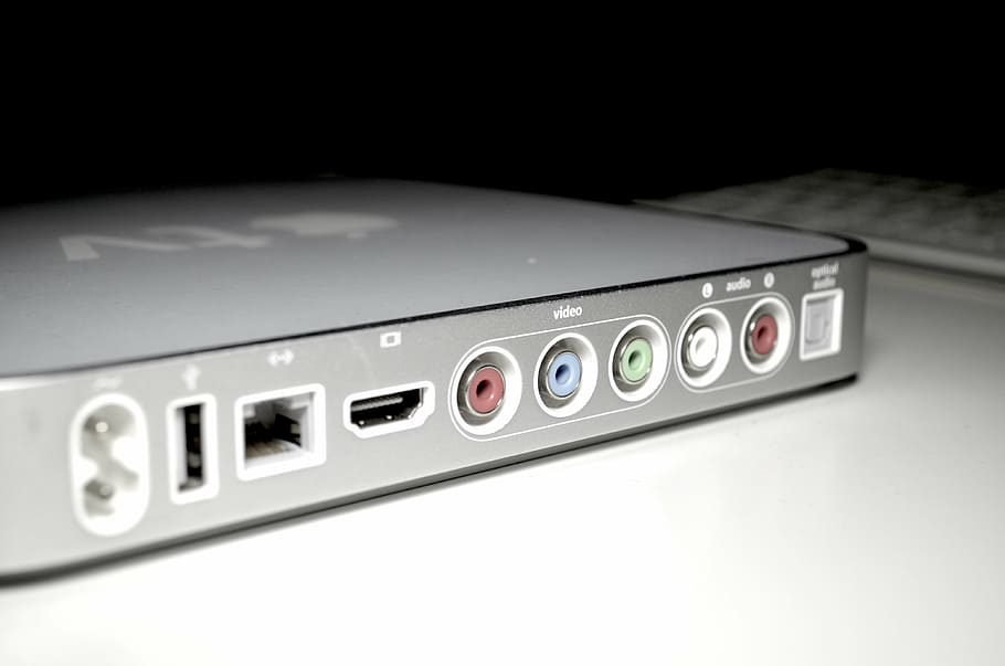 Grey Apple Tv Box On White Table Near White Keyboard, - Apple Tv Konferenzraum - HD Wallpaper 